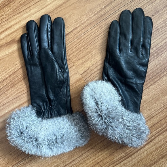 Italian cashmere lined leather gloves with faux fur - Picture 2 of 2